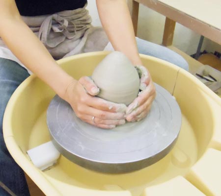 【うづまこ陶芸教室】ウェディングギフトプラン｜電動ろくろと手びねりの違い | 【うづまこ陶芸教室】ウェディングギフトプラン